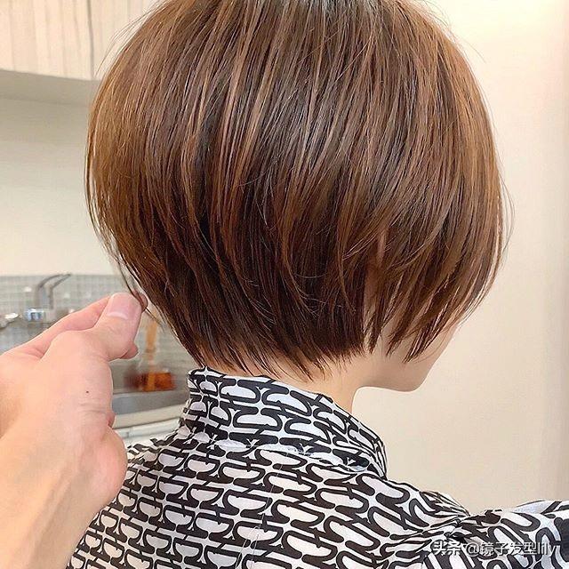 短发,自然柔和的斜刘海,时尚瘦脸很知性,特别适合25到35岁女性浅黄色