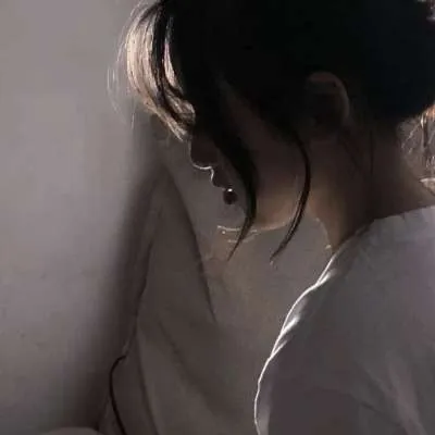 黑白很丧很绝望的图片-女生头像 - 壁纸之家