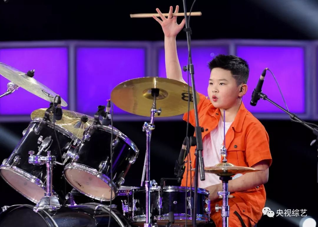 小朋友痴迷于打架子鼓,五个垃圾桶都可以当伴奏!