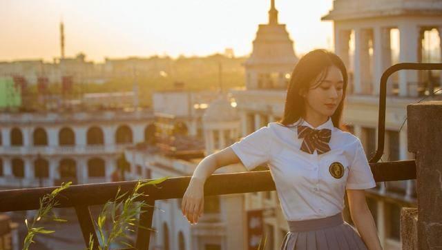 赵丽颖化身邻家学姐,秀发披肩,青春气息十足_颖宝_校园_校服