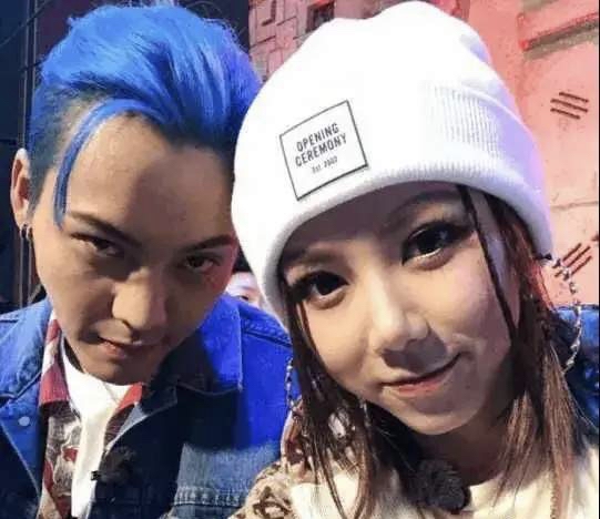 有一次,邓紫棋向陈伟霆请教:"如何防止被狗仔队偷拍?