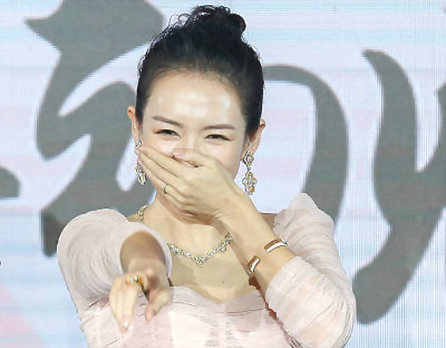 章子怡弯下腰 好身材一览无余