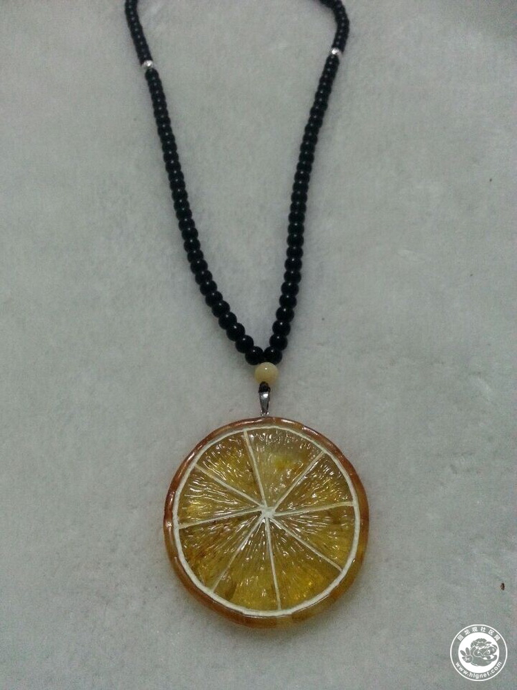 图七.本人新年新作,纯手工制作琥珀柠檬片吊坠,详情请见淘宝信息.
