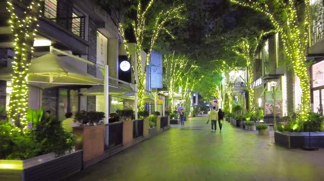 原创穿过武汉闹市充满小资氛围的商业街遍布20多家酒吧夜景很迷人