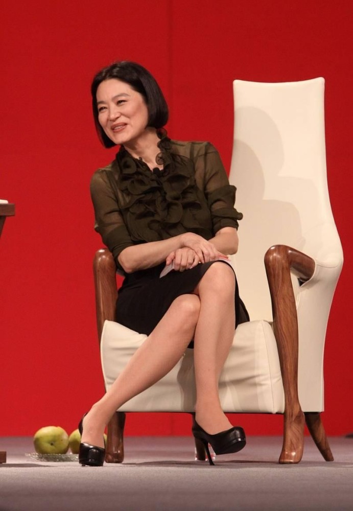 林青霞越活越潇洒木耳边衬衫配裹身裙有职场女性的优雅与从容