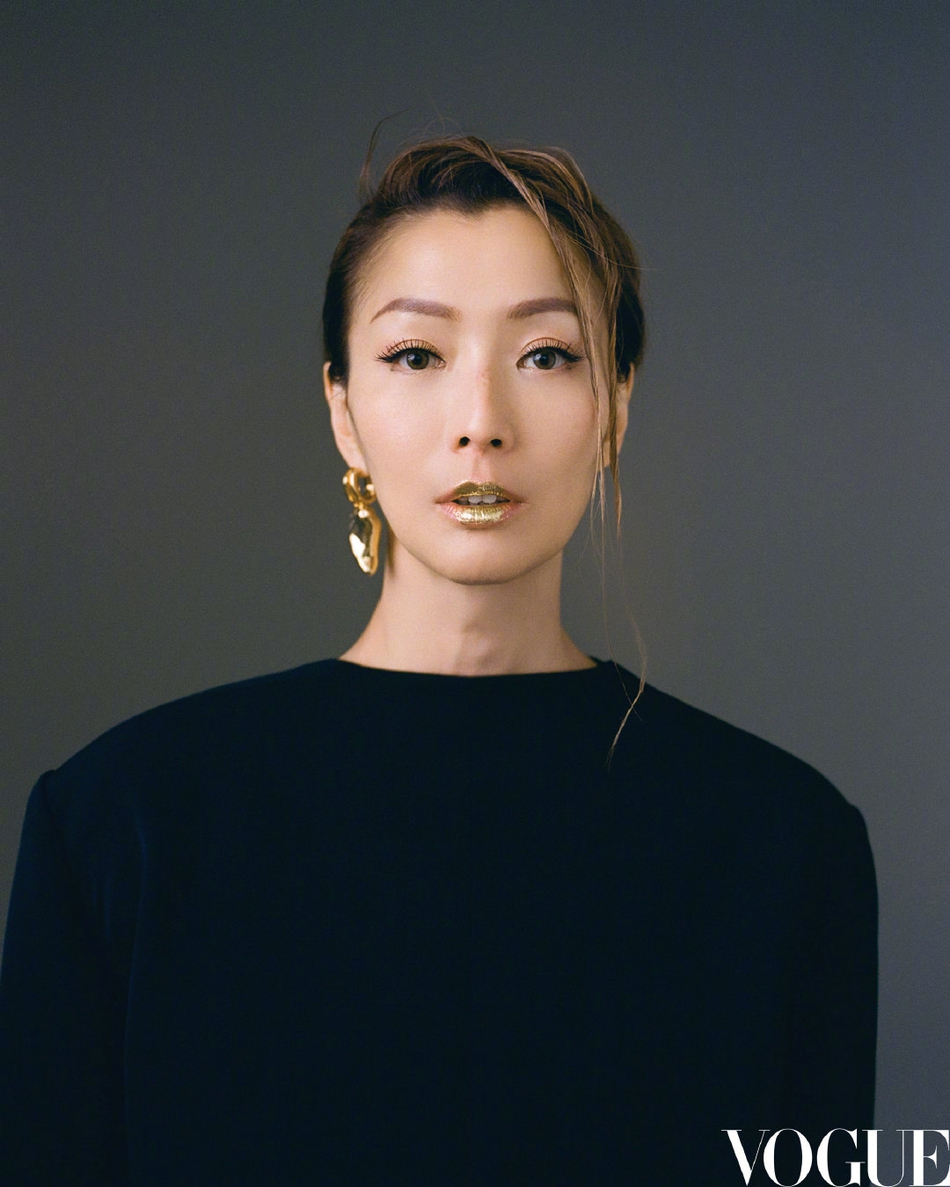 组图:郑秀文最新时尚大片曝光 穿真空西装配霸气红唇气场十足_高清