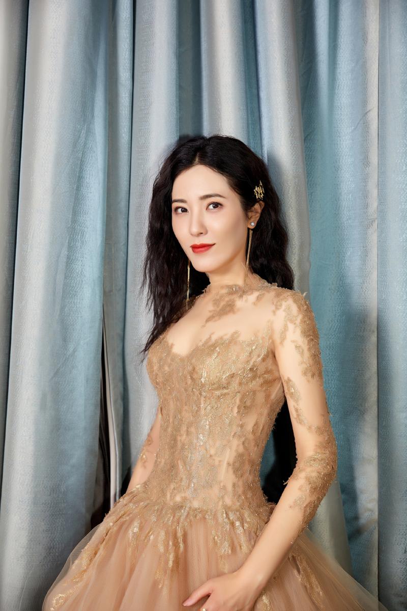 著名演员曾黎:中戏百年才出的校花,如今47岁未婚,母亲却不逼婚