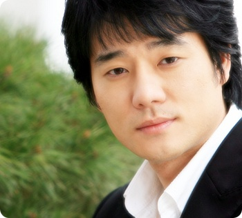 韩星李太坤的眼神好迷人,可以用什么词语去形容?