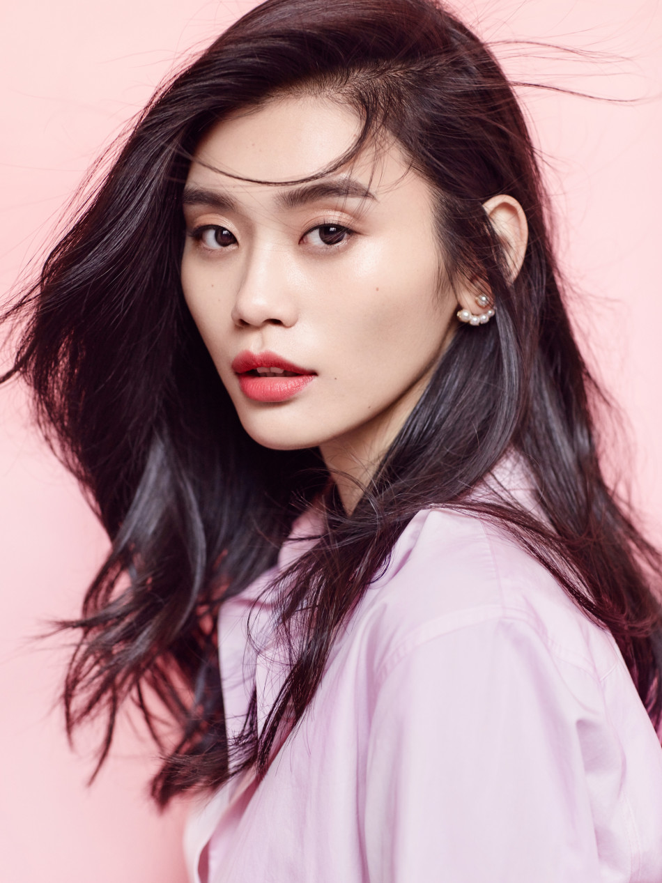 奚梦瑶登杂志封面 诠释温暖粉色系大片