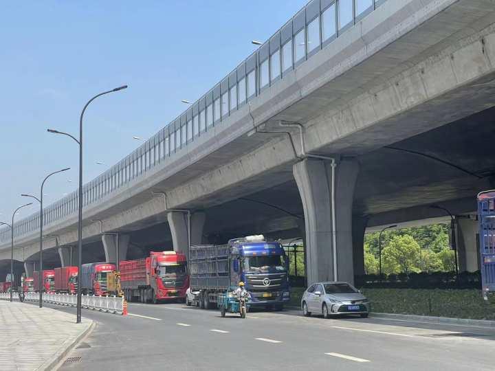 记者帮回头看那么多大货车停靠杭州姑娘桥地铁站边这条路三不管