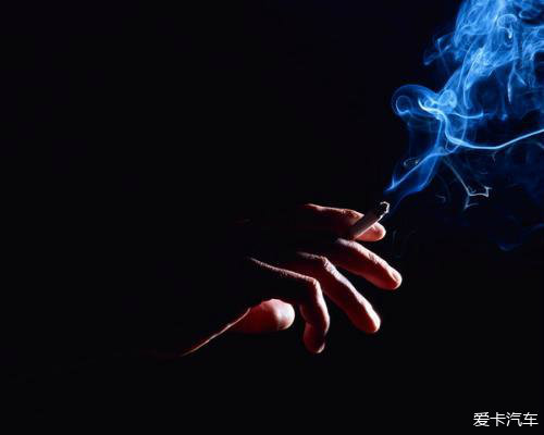 女人都说:男人点烟的那一刻最帅.