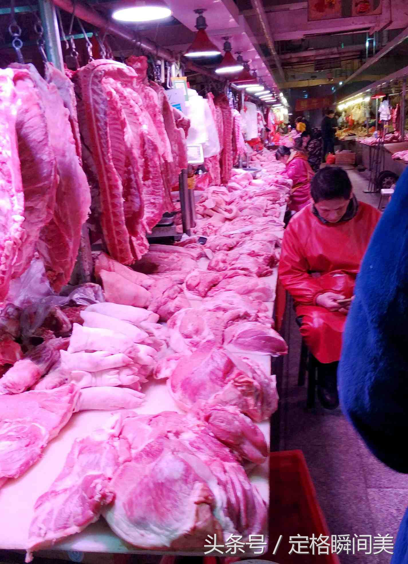 卖猪肉的摊位为何总是用红色帐篷还有的用红色灯照着