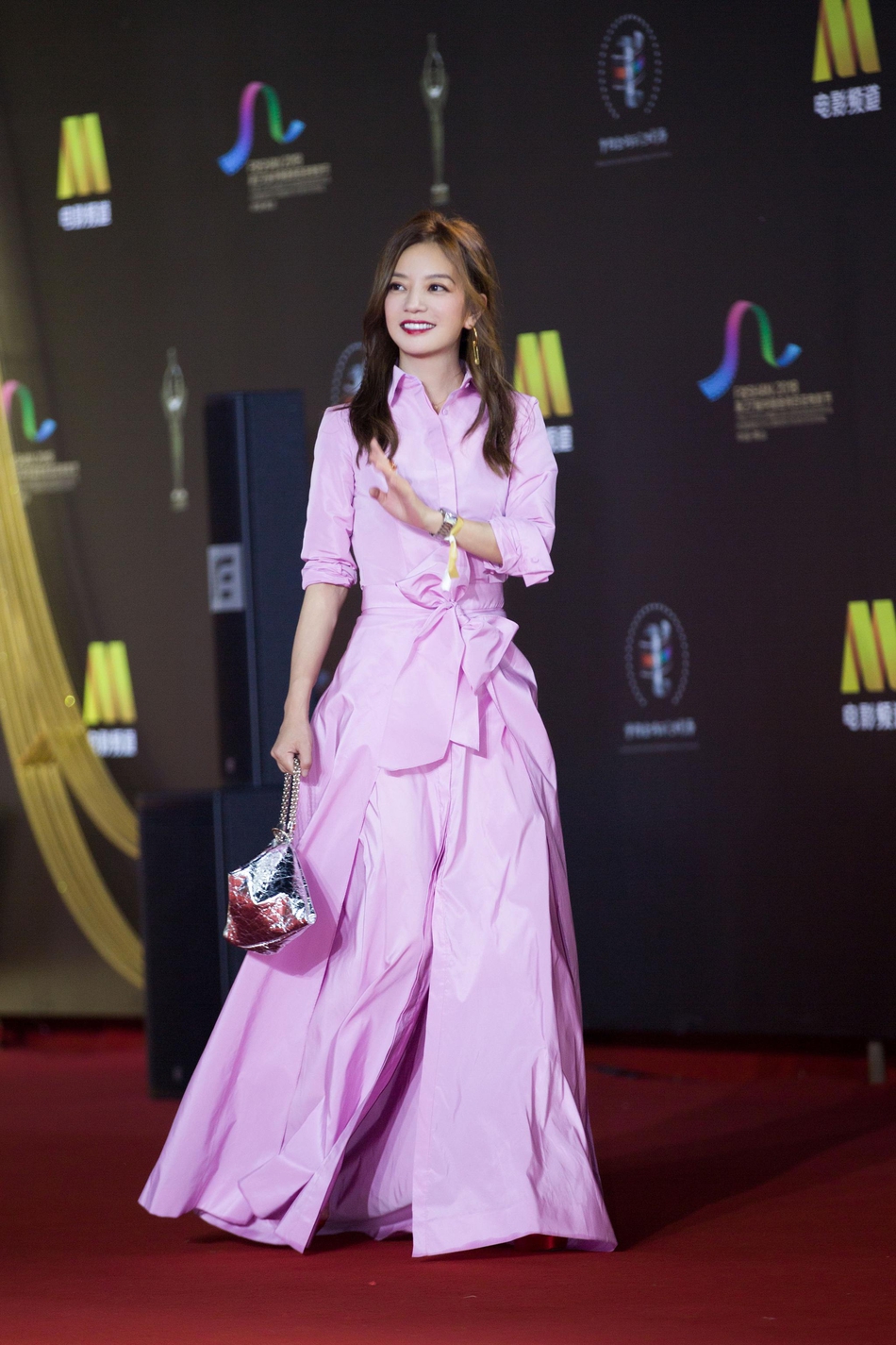 赵薇粉裙亮相红毯回忆获百花影后曾哭过