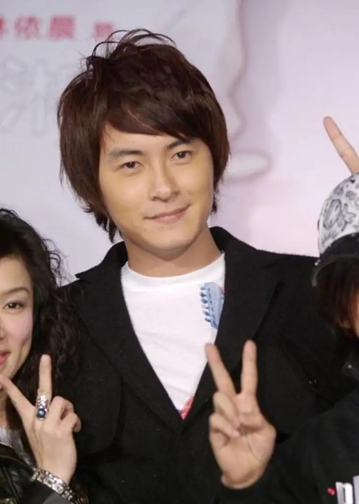 接受媒体采访时,曾扮演"袁湘琴"林依晨被问及郑元畅的传闻,她打起哈哈