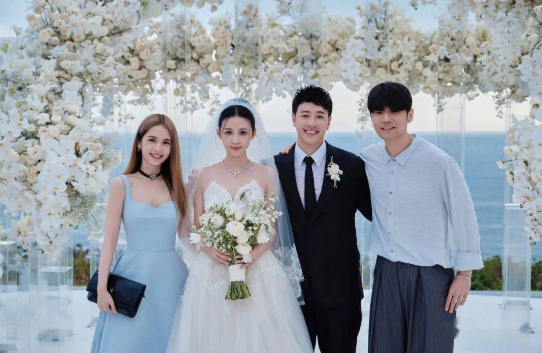 杨丞琳和李荣浩参加潘玮柏婚礼 穿情侣装甜蜜幸福_照片_夫妇_衣服