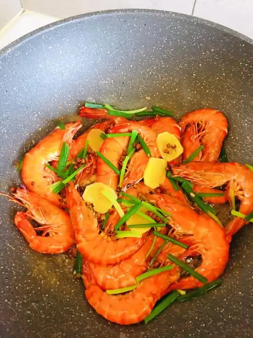 08虾子最好吃的做法还是白灼,白灼鲜嫩清甜,完全保留虾子的原汁原味