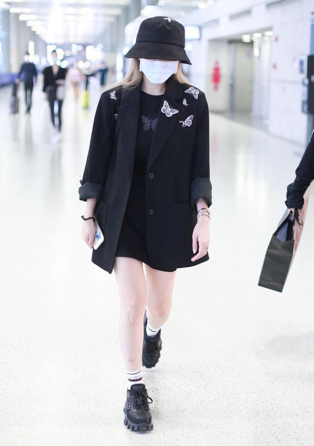 周扬青暗黑霸气穿搭宽肩西装配蝴蝶印花连衣裙素颜出镜也难掩魅力