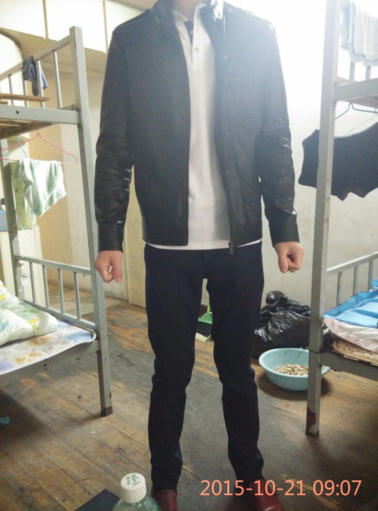 男,今年22岁,身高178米,体重125斤,刚买了黑色皮夹克,穿起来别的地方