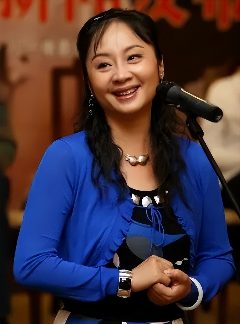 演员唐静:与王新军离婚后,独自陪儿子长大,如今的选择令人泪目_表演