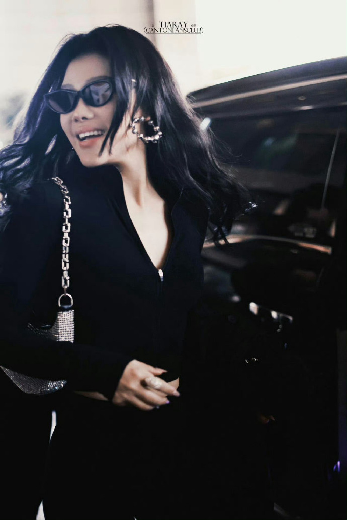 tia的t原来是这个t#这墨镜,这腹肌,这搂腰的手,原来tia袁娅维的t是