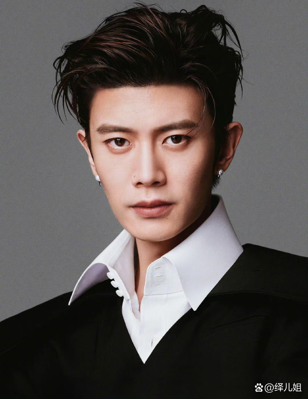 任嘉伦,黑白光影间尽展雅痞魅力.#娱乐最前沿