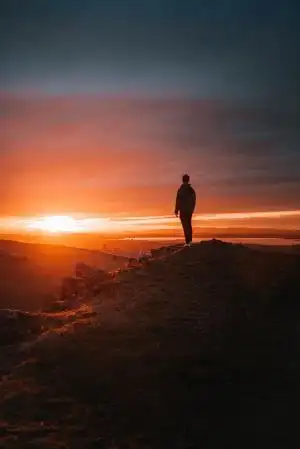 一个人看远方的图片