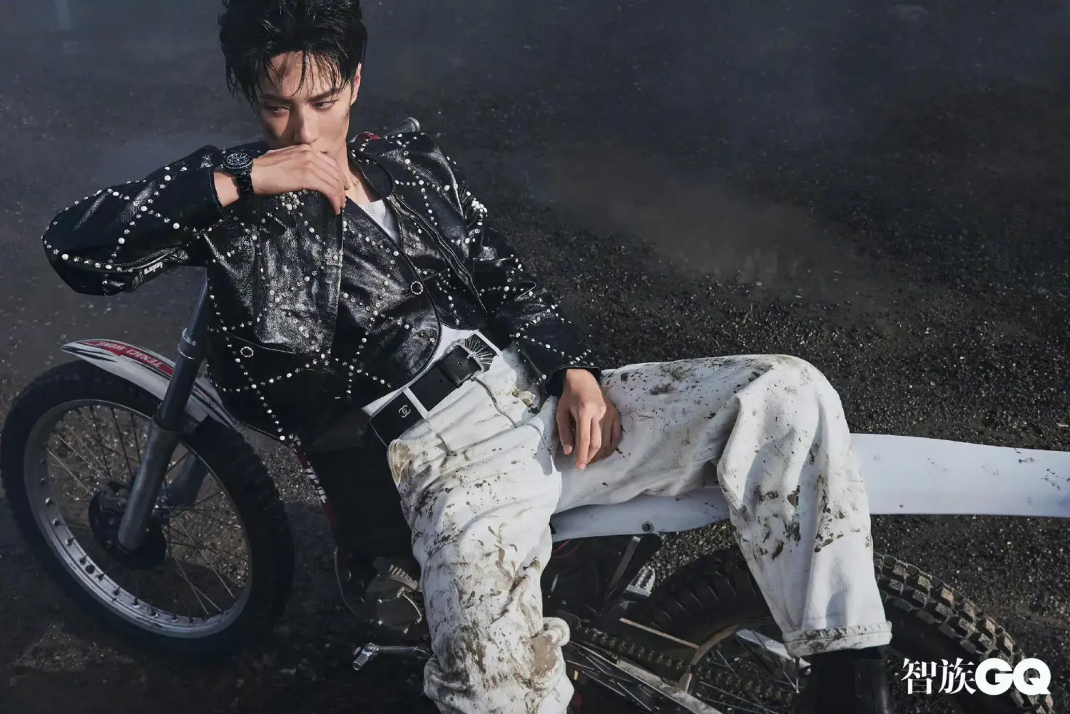 王一博末日废墟大片你帅是帅了在泥里打滚的裤子是要不了了