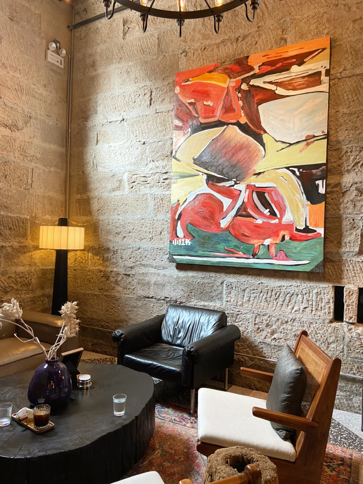 感靠右边有一个舞台,有吉他弹唱和乐队表演靠左边有一个复式的结构