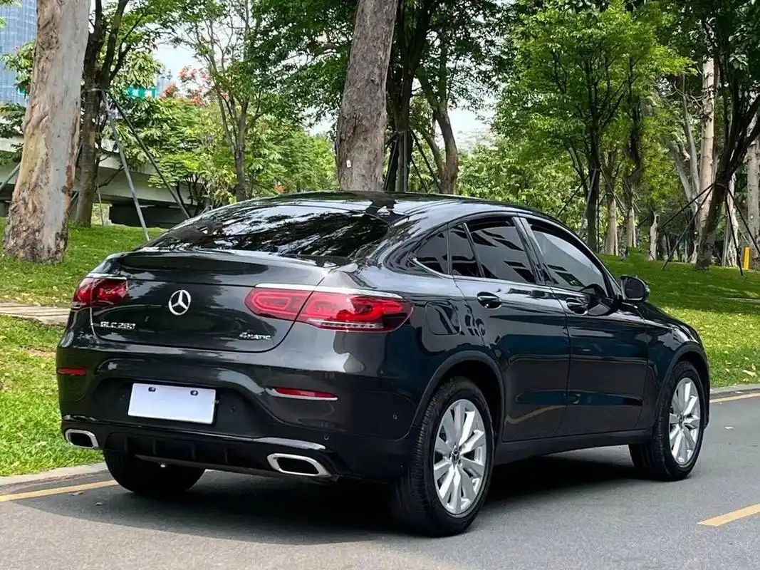 奔驰glc260轿跑suv 2021款奔驰glc260轿跑suv 21年2月上牌  一手用车