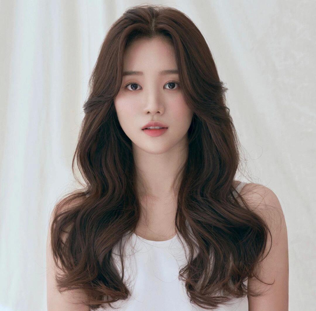 卷发~比直发多了很多灵动感和蓬松感~~显得整个人都很轻盈有活力