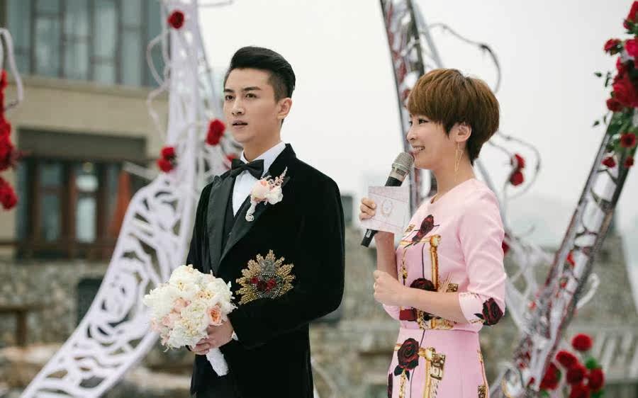 细节问题也很多,天鹅绒面料和镶缎驳领是礼服基底,但混杂了其他各种