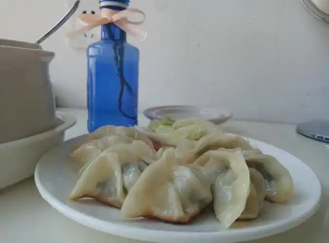 一个人的早餐 饺子自己包的 煎了的哦 很香