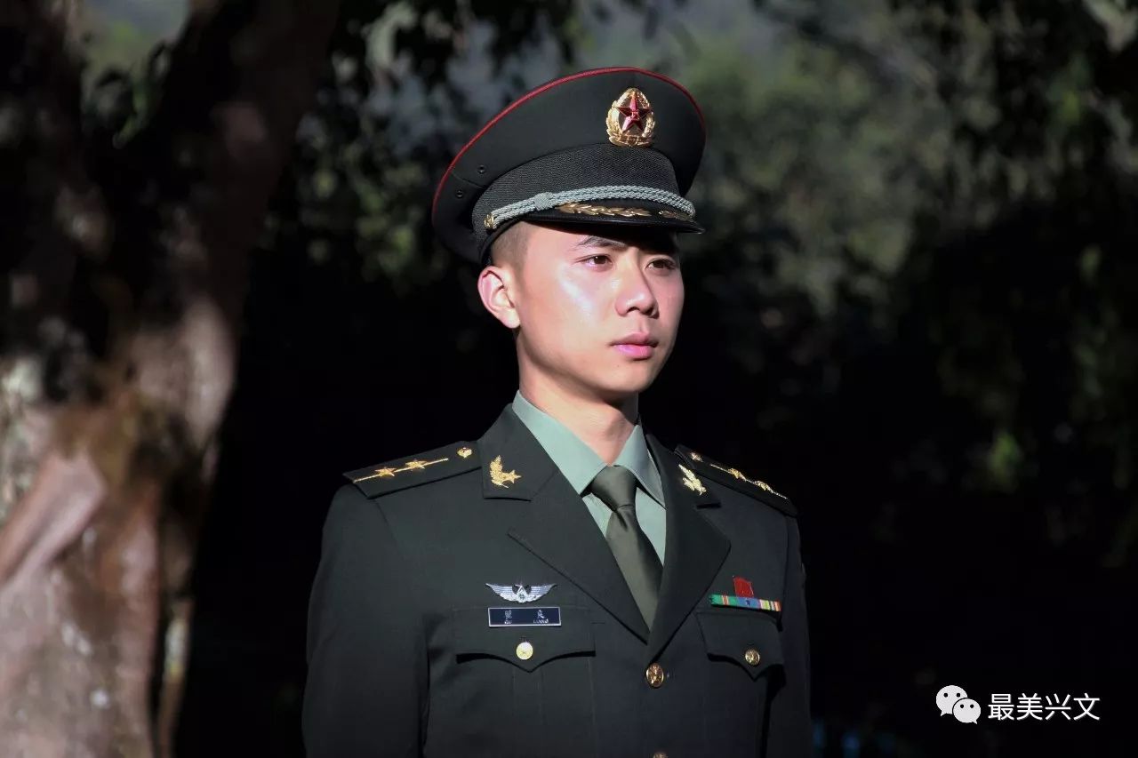 帅炸了兴文这个90后军官要出名快看看你认识不