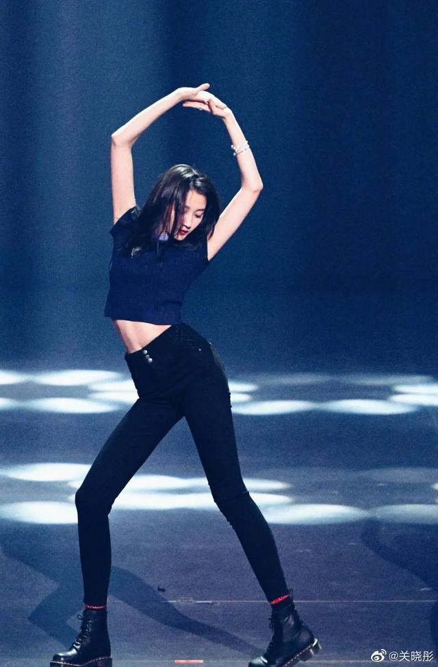 晚上好啊~前几天去探班了《创造营2020》,突袭宿舍时,每次看到穿着