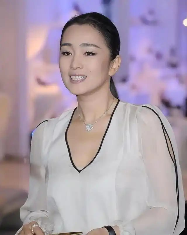 事实证明,私生活混乱的巩俐已经走上了另外一条大道