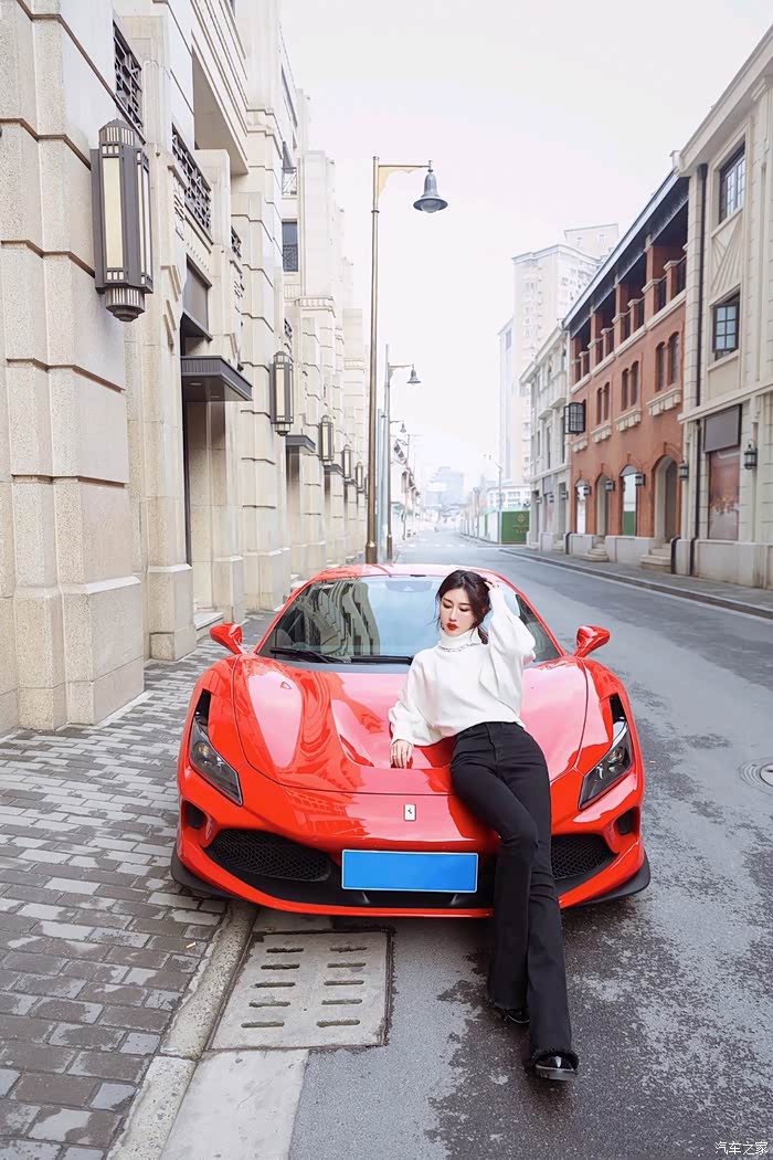 法拉利的跑车真惊艳到了我,美女相伴.