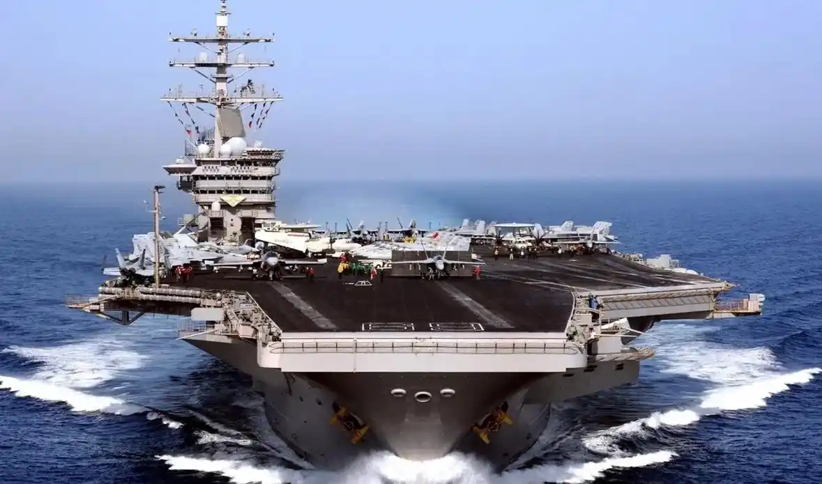 一个航母战斗群的标准配置,由哪些舰船组成.