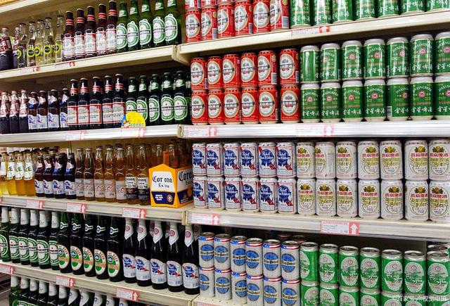 超市的啤酒商品展示区