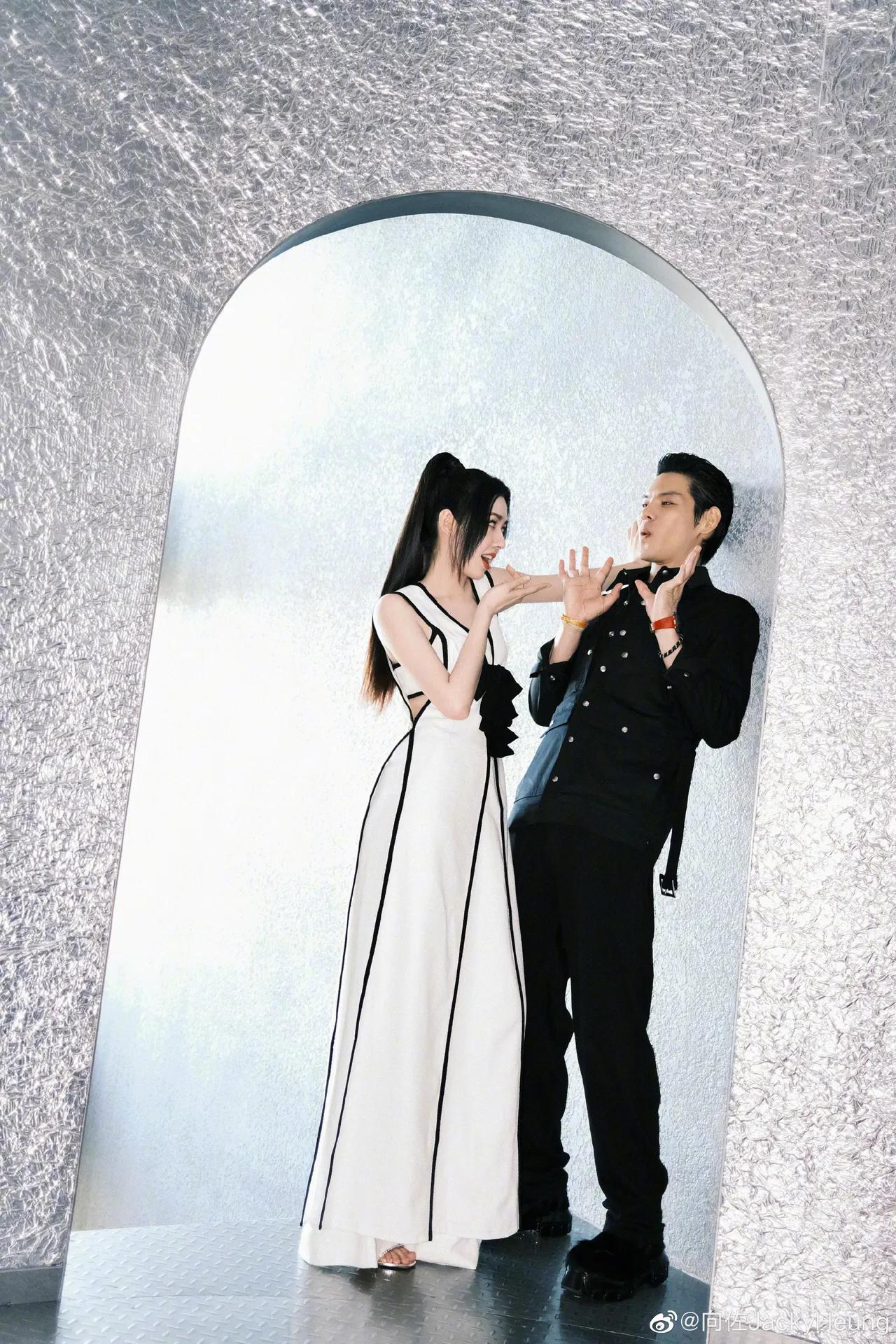 向佐郭碧婷晒甜蜜合照,郭碧婷罕见穿黑丝,被老公逗笑一整天!