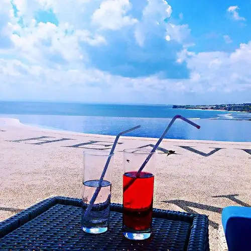 躺在沙滩椅上,享受着美妙的日光浴,欣赏着美丽的印度洋海景,品味着