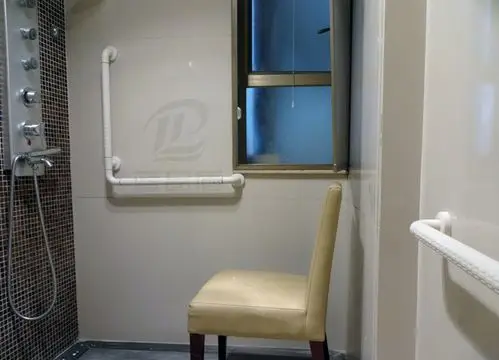 安装尼龙扶手,沐浴椅,解决老人居家难题