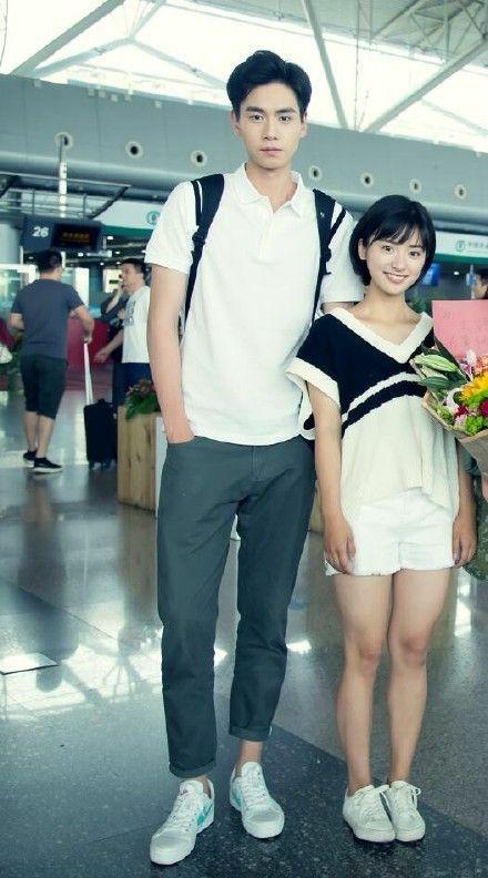 158的女生到一个男生的肩膀这个人多高