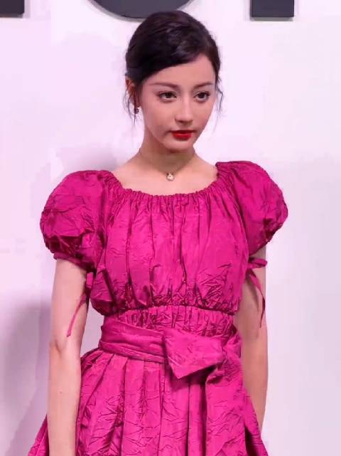 有网友说迪丽热巴的脸有些显老了,娜然可以接她的班,这有可能吗