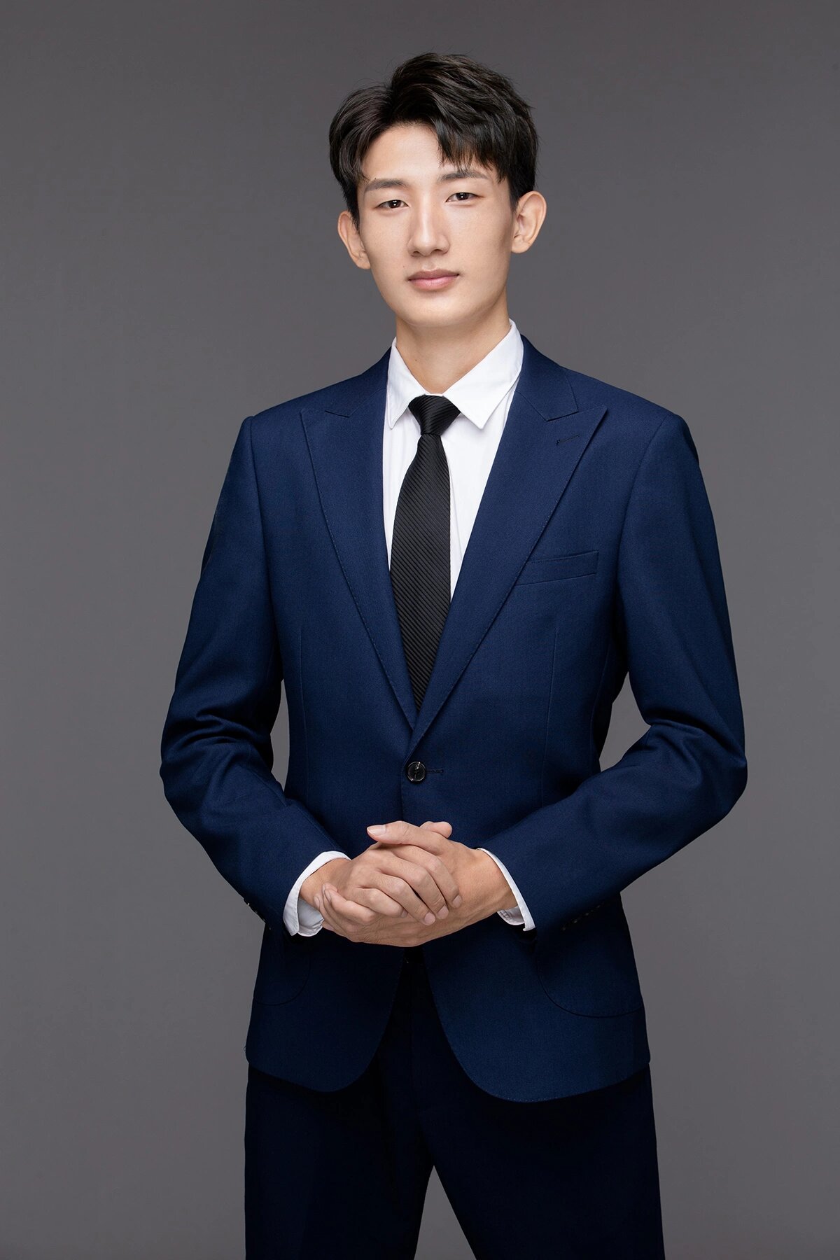 男士形象照|追求质感的职场精英看过来 简约的灰色调 搭配时尚感十足