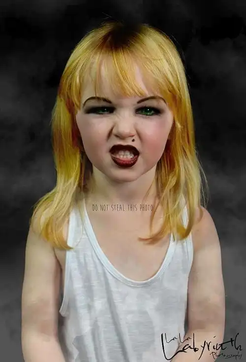 摄影师将小孩扮成"僵尸娃娃" 鬼魅笑容吓坏人(组图)