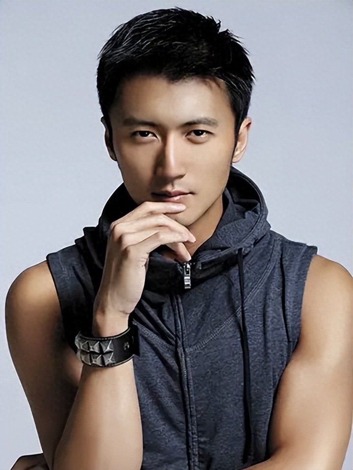 回顾这一次上影节白发谢霆锋让所有人见识到他在香港的地位