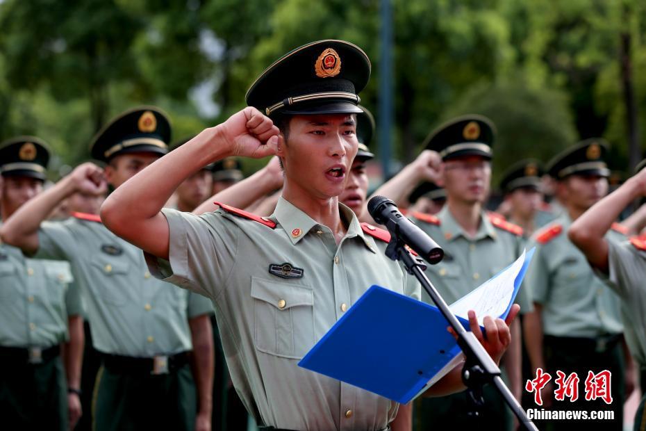 浙江武警迎"退伍季" 昔日硬汉挥泪惜别[组图]