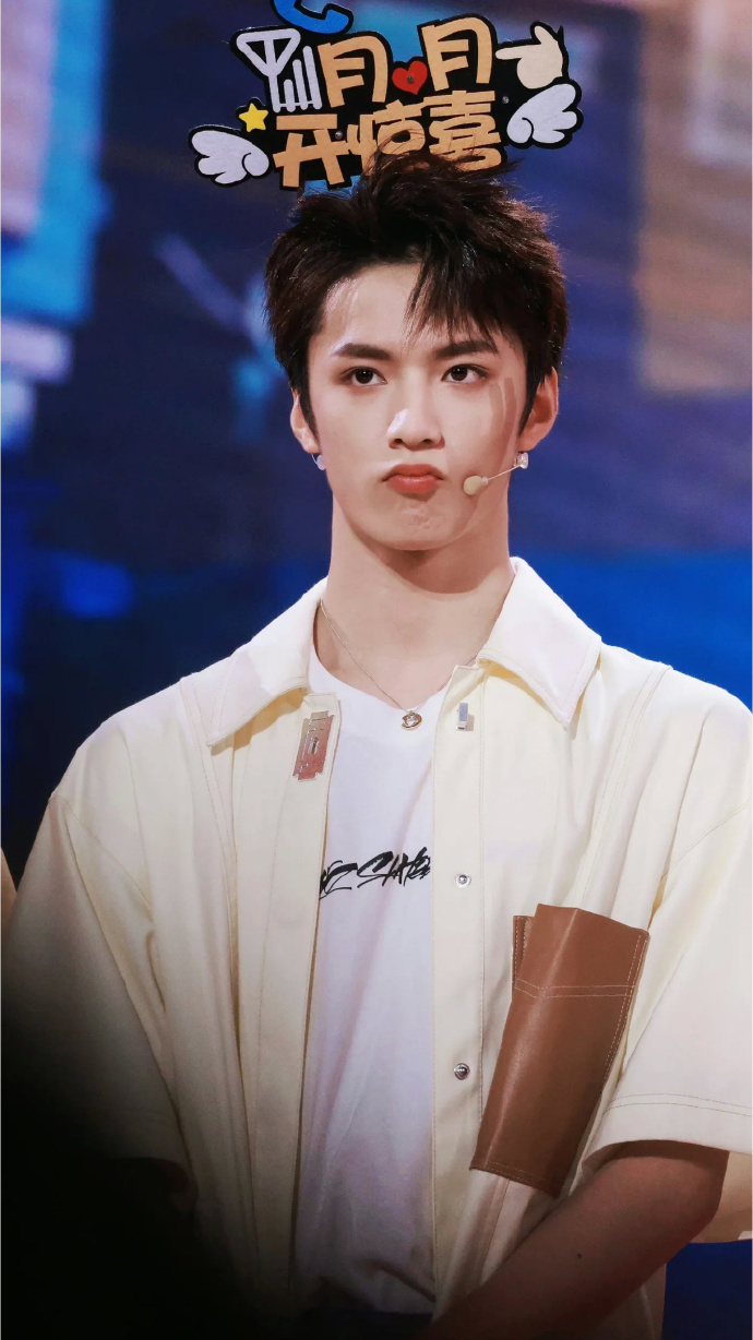 刘耀文剪短发了