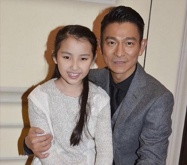 在照看女儿这件事上刘德华一贯强调亲力亲为,好友周润发就曾经爆料过