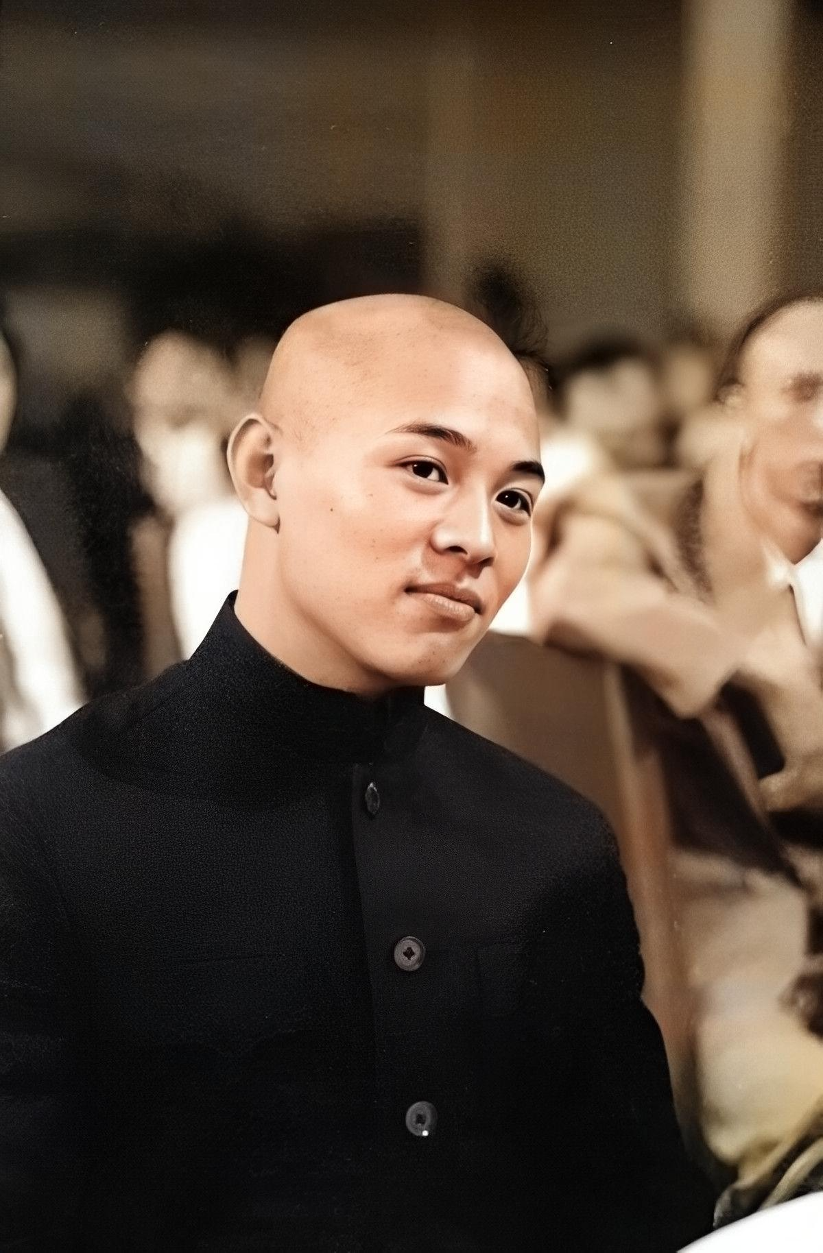 1983年,李连杰英俊年轻时,这张照片是在人民大会堂拍摄的.